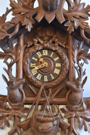 Reloj Cu Cu de madera tallada con figuras de cieros. con pesas. Desperfectos. Alto: 80 cm.
