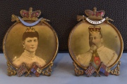 EDWARD VII y ALEXANDRA, par de portarretratos de bronce y esmalte con las fotografías. Falta pie de apoyo. Alto: 8,6cm