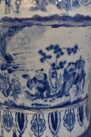 Vaso de porcelana Herend con chinoiserie, blanca y azul, con restauraciones. Alto 61 cm.