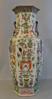 Vaso chino de porcelana polícroma hexagonal. Decoración de vasos en relieve. Mínimas Cascaduras. Alto: 58,2 cm. 