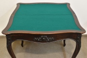 Mesa de juego inglesa Victoriana, paño verde interior. Alto: 73 cm. Frente: 83 cm. Prof. cerrada: 42 cm.