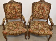 Par de sillones estilo Luis XV tapizados en petit point. Desperfectos.  