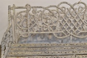 BANCO DE JARDIN DE FUNDICION, con ornamentación de rameados, flores y aves. Frente: 145,5 cm.