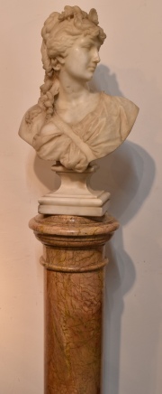BUSTO DE DIANA, escultura de mármol tallado.Alto: 69 cm. Con pedestal de mármol. Mínimos desperfectos.