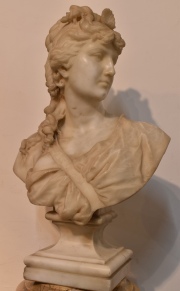 BUSTO DE DIANA, escultura de mármol tallado.Alto: 69 cm. Con pedestal de mármol. Mínimos desperfectos.