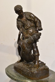 E.Truffot, Le Berger Jupille, escultura bronce de 53,5 cm. Sobre pedestal mármol verde alpe de 90 cm.