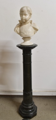 BUSTO DE NIÑO NOBLE, de mármol blanco tallado. Alto: 44 cm. Sobre pedestal de mármol verde alpe.
