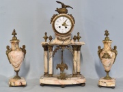 Garniture de mármol y bronce, falta vidrio, sin llave, con pendulo. Reloj y 2 ánforas. Alto: 54 cm. Francia, circa 1900.