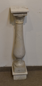 PEQUEÑO PEDESTAL DE MARMOL, blanco en forma de balaustrillo. Alto:78 cm.