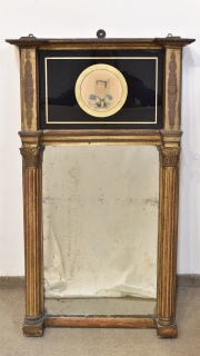 Trumeau Charles X, con patina dorada. Alto: 103 cm. Frente: 60 cm.