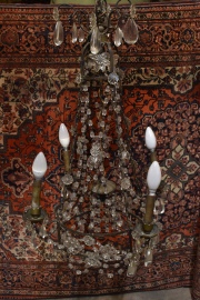 ARAÑA INGLESA DE CUATRO LUCES, de bronce con aplicaciones de cuentas, rosetones y caireles. Alto: 70 cm.