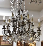 Araña de bronce y caireles, 12 luces, con carneros. Desperfectos. Alto: 97 cm.