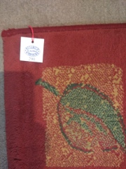 Alfombra marroqui, de lana. Decoración de hojas, fondo rojo. Mide: 227x158 cm.