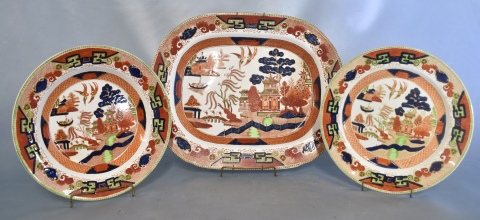 CONJUNTO DE LOZA INGLESA RIDGWAYS, con decoración de chinoiserie en azul, rojo de hierro y bordó. Total: 26 piezas.