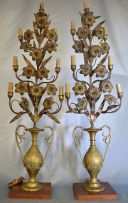 PAR DE GIRANDOLES, de bronce dorado en forma de vasos con flores. Emblema jesuita IHS. Desperfectos. Bases de madera.