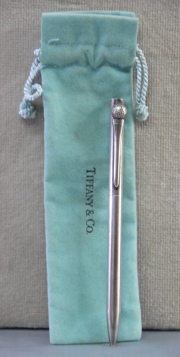 Bolígrafo Tiffany. Largo: 12,8 cm. Peso total: 22 gr.