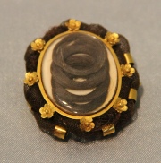 Broche de oro y nácar (relicario). Alto: 4,4 cm.