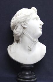 Gauthier, Joven Mujer, escultura de mármol. Alto total: 33,6 cm.