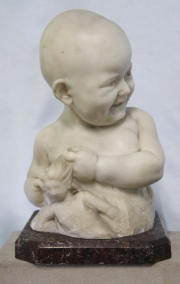 Hernán Cullen Ayerza, Beba con muñeca, escultura mármol. Alto total: 38,5 cm.