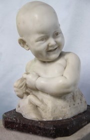 Hernán Cullen Ayerza, Beba con muñeca, escultura mármol. Alto total: 38,5 cm.