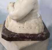 Hernán Cullen Ayerza, Beba con muñeca, escultura mármol. Alto total: 38,5 cm.