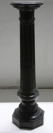 Pedestal de mármol verde. Pequeñas cachaduras. Alto: 111 cm.