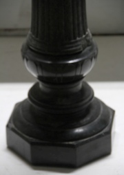 Pedestal de mármol verde. Pequeñas cachaduras. Alto: 111 cm.