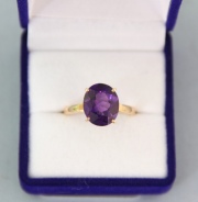 Anillo de oro y amatista, (gema violeta). Peso total: 3,9 gr.