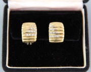 Par de aros de oro con brillantes. Contraste de título 18 k. Peso total: 16,7 gr.