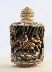 Snuff Bottle tallado con personajes. Alto: 10, 5 cm.