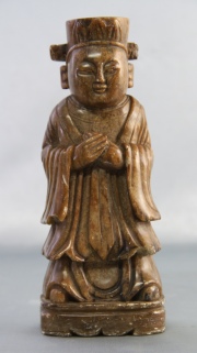 Personaje oriental en piedra. Alto: 23 cm.