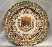 Escudo Heráldico, gran plato cerámica de Rouen. Fisura, cachadura. Diámetro: 72 cm.