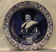 Caballero Sonriente, Gran plato de cerámica holandesa Delft azul. Diámetro: 80 cm.