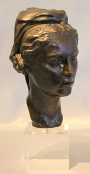 Lagos, Alberto: Joven mujer, escultura de bronce patinado. Firmada y N°3/6. Alto: 32 cm. Alto con base: 42 cm.