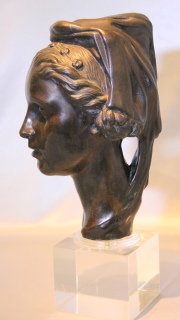 Lagos, Alberto: Joven mujer, escultura de bronce patinado. Firmada y N°3/6. Alto: 32 cm. Alto con base: 42 cm.