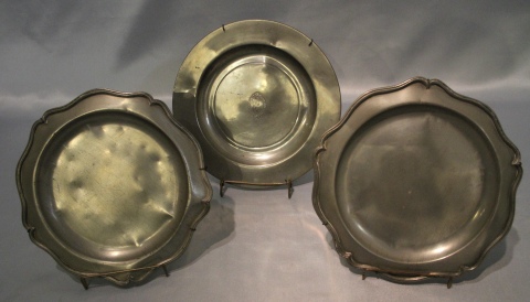 Tres platos de peltre (abolladuras). Diámetro mayor: 25 cm.