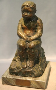 José Alonso, Niño sentado, escultura de bronce patinado, firmado. Base de mármol. Alto 27,5 cm