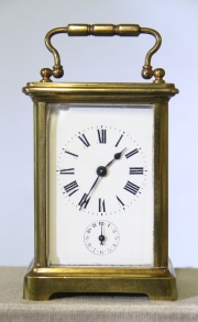 Reloj de viaje. Caja Paris de bronce. Mínima cascadura. Con llave. Estuche con deterioros. Alto: 14,5 cm.