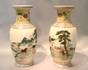 Par de vasos, de porcelana china con decoración de tropilla en un paisaje. Alto: 42 cm.