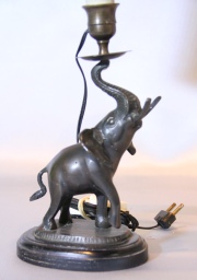 Par de Lámparas, elefantes de bronce sosteniendo los candiles. Con pantallas. Alto total: 47 cm.