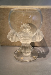 Vaso con decoración de hojas firmado Lalique, France. Alto: 21 cm.