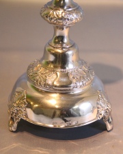 Par de candeleros de plata Rusa. Peq. restauración. Peso: 658 gr. Alto: 33,5 cm.