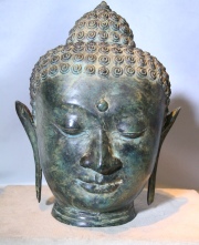 Cabeza de Buda Hindú, de bronce dorado con pátina verde. 26 cm.