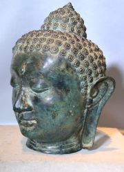 Cabeza de Buda Hindú, de bronce dorado con pátina verde. 26 cm.