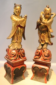 Hombre y Mujer. Dos tallas de madera policromada, china, restaurada con faltantes. 35 cm.