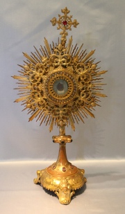 Custodia de metal dorado, con ménsula. Relicario con inscripción: 'Ex Mensa Christi Nazareth'. Alto: 64 cm.