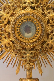 Custodia de metal dorado, con ménsula. Relicario con inscripción: 'Ex Mensa Christi Nazareth'. Alto: 64 cm.