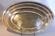 Tres fuentes ovales de Plata Lappas, de metal plateado, borde perlado. Largo: 47, 42 y 37 cm.