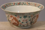 Bowl de porcelana china con decoración de dragón, con fisura, cachaduras y restauros. Diámetro: 19,8 cm. Alto: 9 cm.