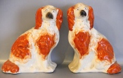 Spaniels. Par de Perros de cerámica Staffordshire. Restauros. Alto: 18,5 cm.